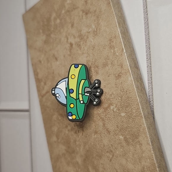 Colorful UFO Kids Pin - Picture 1 of 3
